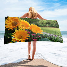 Load image into Gallery viewer, Gerbera Daisy &#39;Perspective&#39; Towel
